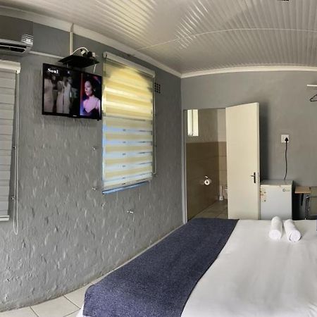 Host Hub Guest House Kempton Park Eksteriør bilde