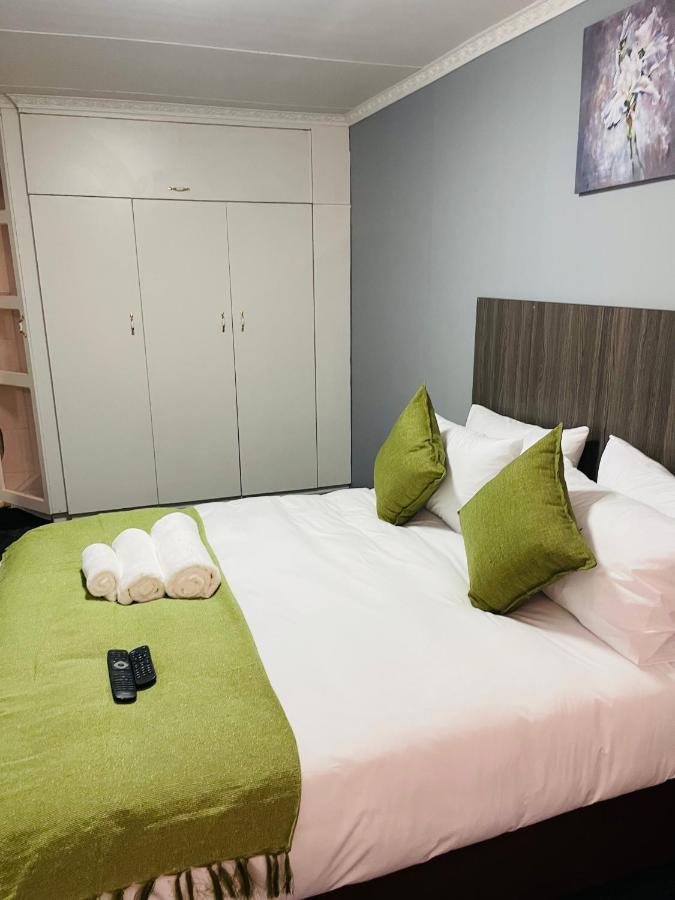 Host Hub Guest House Kempton Park Eksteriør bilde