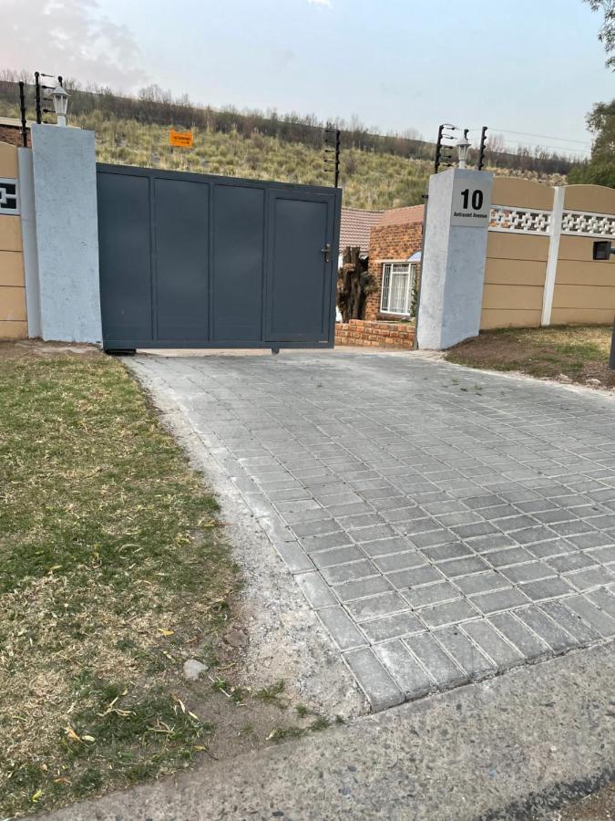 Host Hub Guest House Kempton Park Eksteriør bilde