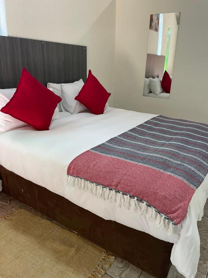 Host Hub Guest House Kempton Park Eksteriør bilde